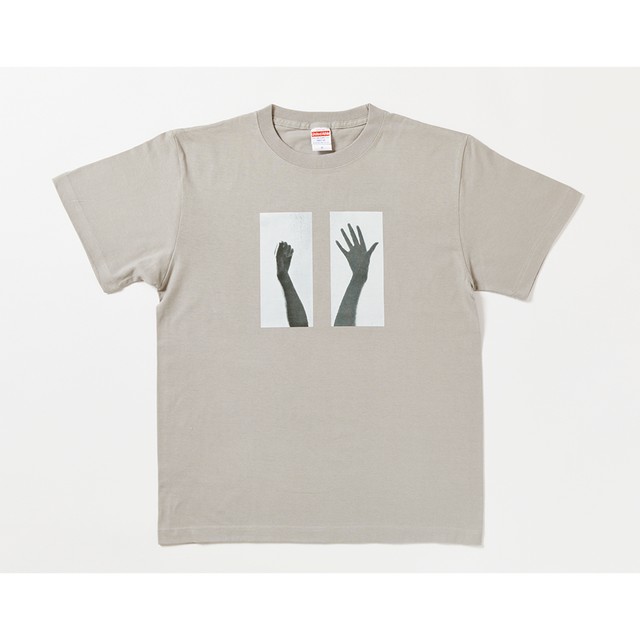 谷川俊太郎の写真詩集『絵本』がモチーフの、<br>展覧会マーチTシャツ。