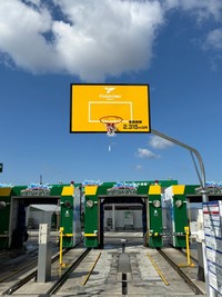 洗車レーンの上にはバスケットゴールが