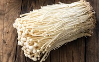 海苔で巻いて焼いた「えのきロール」はいかが？※画像はイメージです（chachamp/stock.adobe.com）