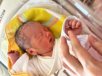 逆子のため、帝王切開手術を2月下旬に予定していましたが、2月中旬のある日の夜中、破水して緊急手術で誕生。写真は生後1日目（提供：木村さん）