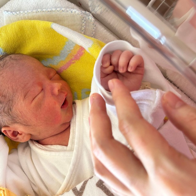 逆子のため、帝王切開手術を2月下旬に予定していましたが、2月中旬のある日の夜中、破水して緊急手術で誕生。写真は生後1日目（提供：木村さん）