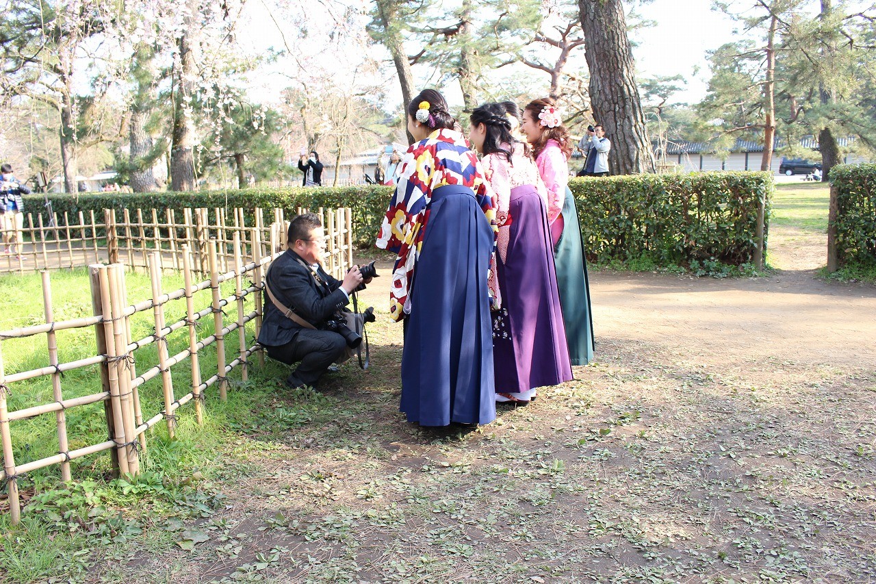 女子大生　袴　エロ 卒業式が中止になっても…写真で残す門出の日 京都の女子大生が袴姿でキャンパスロケ｜まいどなニュース