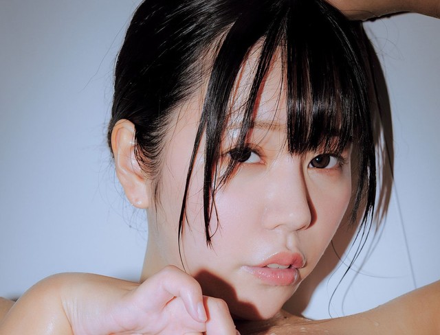 空見みあ「週刊SPA! 」(扶桑社)6月16日号より＝撮影／友野雄 ヘアメイク／KEIKO（renewal） スタイリング／田中陽子 撮影協力／アニメ・映画 酒場 へそ 新橋駅前店
