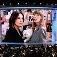 エミー賞に愛猫と出演したテイラー・スウィフト