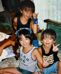 平成16年の夏、日焼けした肌がよく映える3きょうだい！そして現在は…！？（提供：＠shiory.shさん）
