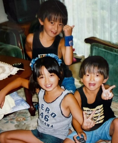 平成16年の夏、日焼けした肌がよく映える3きょうだい！そして現在は…！？（提供：＠shiory.shさん）
