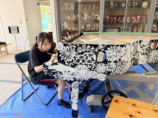 ピアノを再生する生徒たち