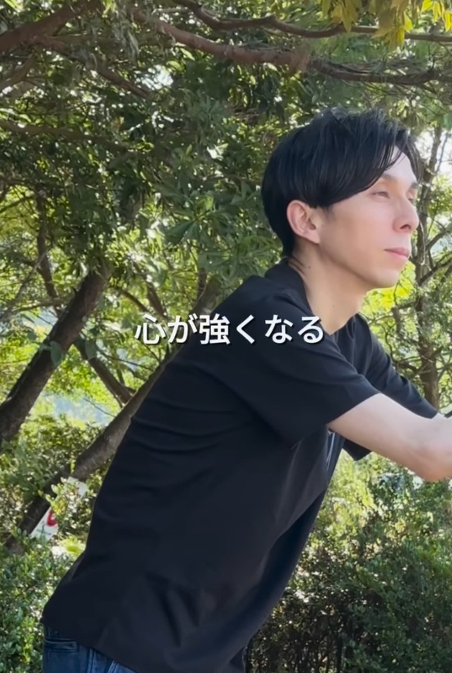 心が強くなるーー外で遠くを見つめる現在の姿。穏やかな表情が印象的／kyokunさん（@kyokun_0203）提供