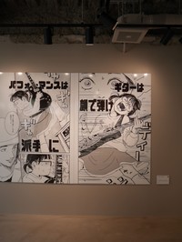 若竹アビシ「六弦少女」のパネル　(C)2023 The Unknown Café Gallery Harajuku