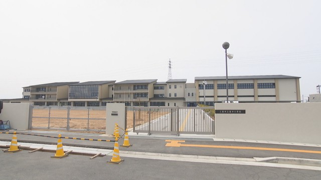 三豊市豊中町の5つの小学校を統合した豊中小学校が完成し見学会　香川・三豊市