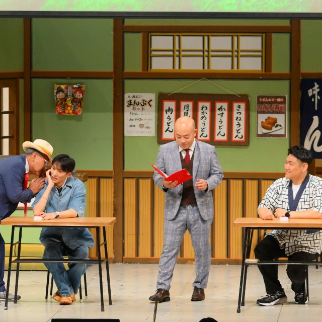 舞台に立つ（左から）古川奈穂騎手、矢作芳人調教師、坂井瑠星騎手、ギャロップ・林、ビタミンS・お兄ちゃん