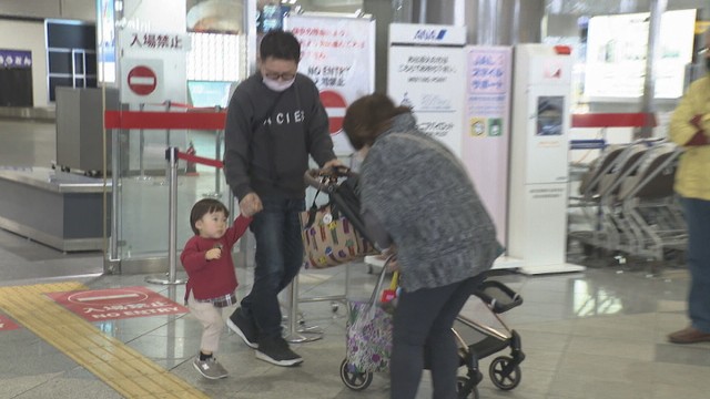 高松空港　帰省客らでにぎわう　家族が出迎え　香川