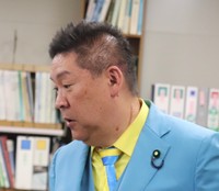 兵庫県庁で会見した立花孝志氏