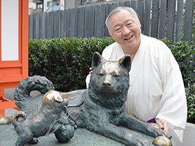 子犬を見つめる母犬の像「子宝いぬ」　水天宮の人気マスコット