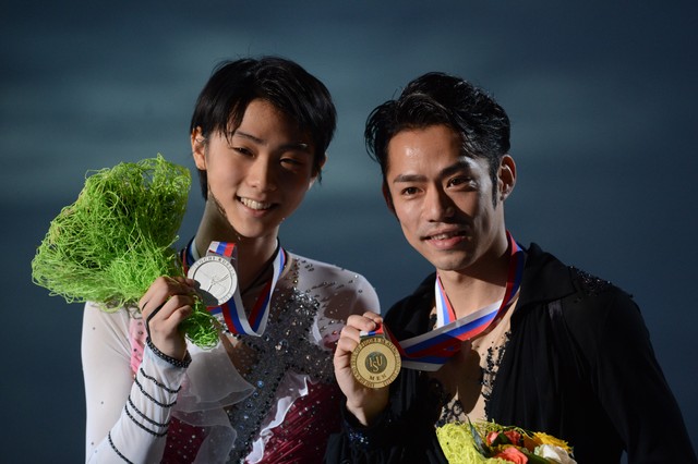 GPファイナル優勝のメダルを見せる高橋大輔と2位の羽生結弦