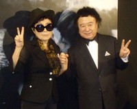 オノ・ヨーコ、篠山紀信氏＝2010年12月３日