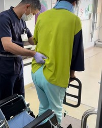 リハビリ当初の歩行は、支えてもらって数歩進むのが精一杯でした（提供：カポエイラ指導者 石川富山マッチCM Matte leaoインスタグラムより）