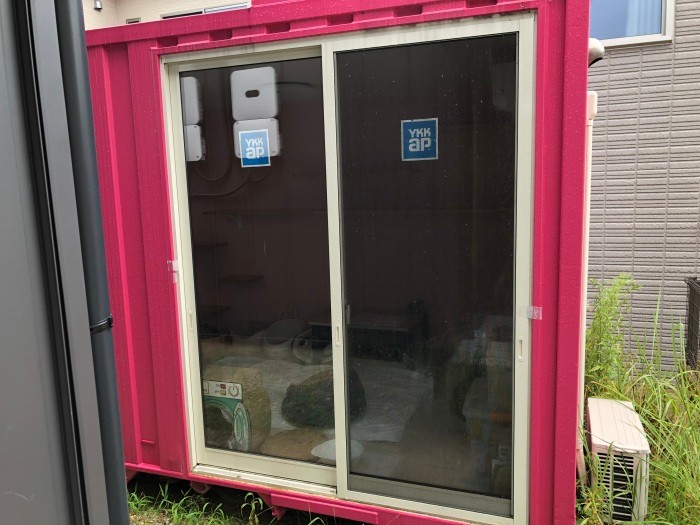 「チロの家」はキャットサロンの敷地内にあり、訪れた人が入居猫とふれあうことができる