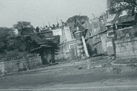 立て看板などを使ってバリケードを設ける学生（京都市左京区・京都大）