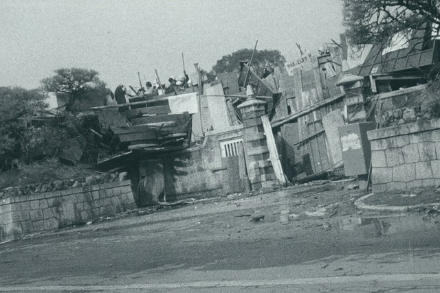 立て看板などを使ってバリケードを設ける学生（京都市左京区・京都大）