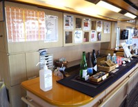 2号車バーカウンターでは地酒などを販売する
