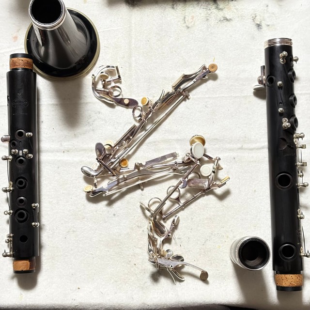 クラリネットを中心にさまざまな管楽器の修理を手がける國弘さん（國弘泰生さん提供）