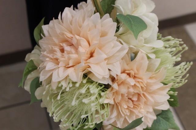 花はアーティフィシャルフラワーを使用しているので、枯れる心配は無用。