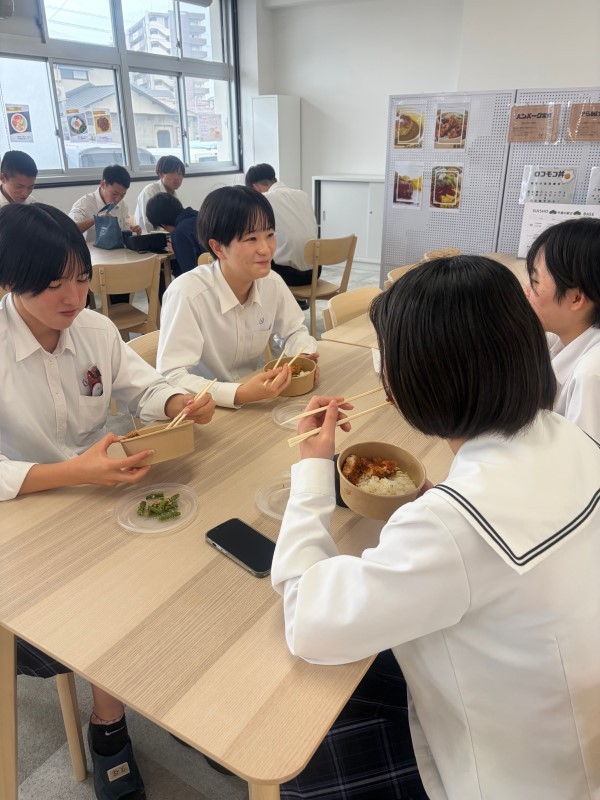 発酵調味料を使った昼食を取る翠松高生徒＝９月１６日