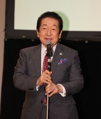 玉袋筋太郎にエールを送る草野仁＝東京・明治記念館