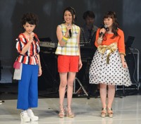 （左から）浅香唯、中村由真、大西結花＝2015年