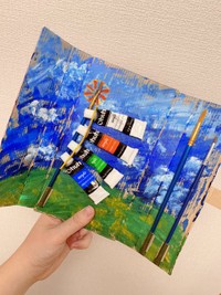 こいのぼり風の絵の具ケース、筆３本と絵の具4色収納できます（ダンボールビーダマン工作・発明さんのTwitterより）