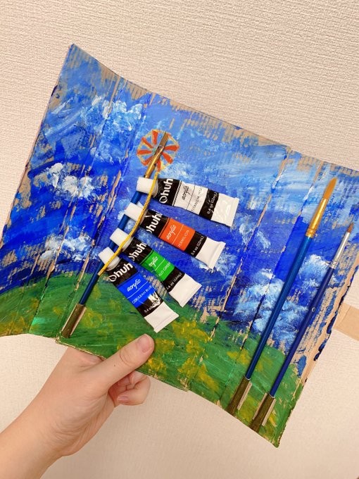 こいのぼり風の絵の具ケース、筆３本と絵の具4色収納できます（ダンボールビーダマン工作・発明さんのTwitterより）