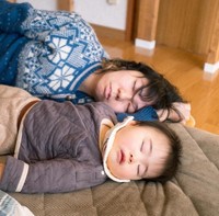 生後10カ月の頃、ママとそっくりの寝顔！（提供：滝沢たきおさん）