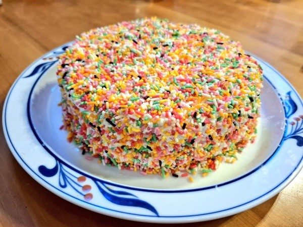 お正月、家族で楽しむ“儀式”となった妹さん作のカラースプレーケーキ（画像提供：ふでだるまさん）