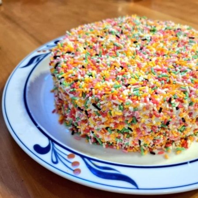 お正月、家族で楽しむ“儀式”となった妹さん作のカラースプレーケーキ（画像提供：ふでだるまさん）