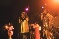 ゴーゴーダンサーの「踊るミエ」（右）らと共演した歌手・平山みき＝東京・鶯谷の「新世紀」（撮影・秋武裕介）