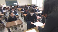 岡山市の小中学校で修了式（岡山市立大元小学校）
