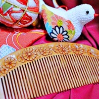 完成した桃の木櫛（画像提供：恋鞠堂さん）