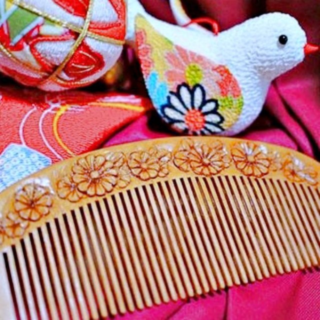 完成した桃の木櫛（画像提供：恋鞠堂さん）