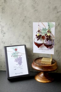 ワインのイヤリングをつけるのはどんな時…？（画像提供：ピヨノメさん）