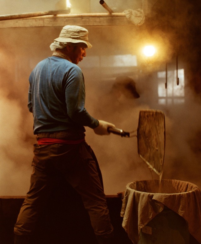 次期頭領候補としても研鑽を続ける矢吹さん（提供：種子島黒糖「ゆめのたね」プロジェクト）