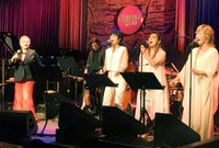 息の合った歌唱を披露する（左から）麻倉未稀、庄野真代、石井明美、沢田知可子＝2022年