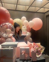 友人にサプライズで祝福され、笑顔を見せるイ・ミンジョン（出典：イ・ミンジョン インスタグラム）