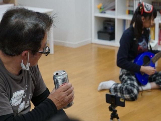 お酒を片手に松山さんを見守るHIDEさん／松山あおいさん（@aoi_15candy）提供