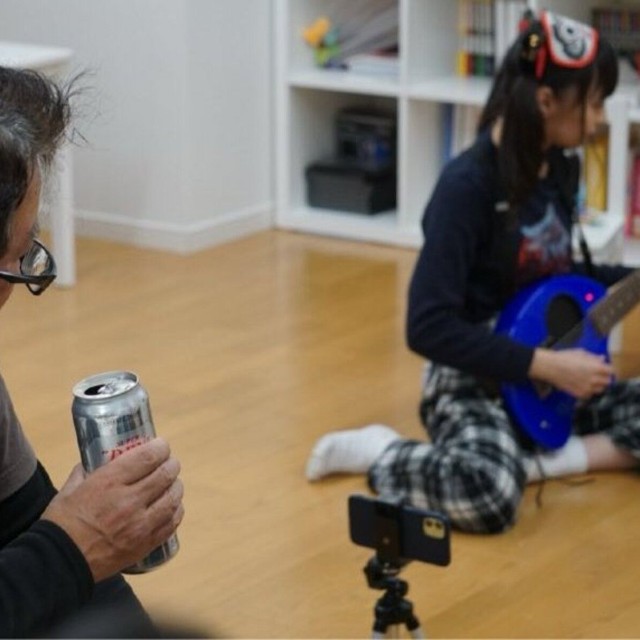 お酒を片手に松山さんを見守るHIDEさん／松山あおいさん（@aoi_15candy）提供