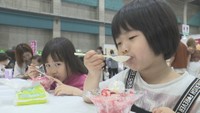 スイーツを食べるこどもたち
