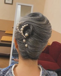 近藤サトさんのインスタグラム（@sato_greyhair）より