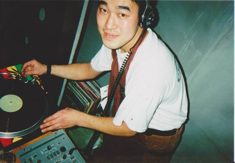 介護の仕事を始めた1998年ごろ、長野市内の知人のバーを貸し切りにしてイベントを開催。介護の仕事もDJも始めたばかりで手探り状態だった＝本人提供