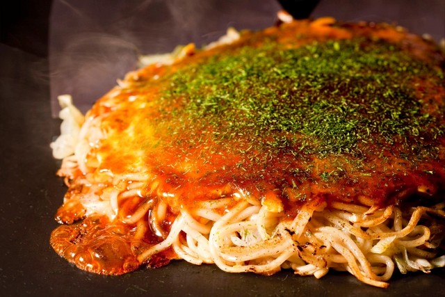 広島のお好み焼き。麺が入っていて美味しそうだが、焼くのは難しそうだ