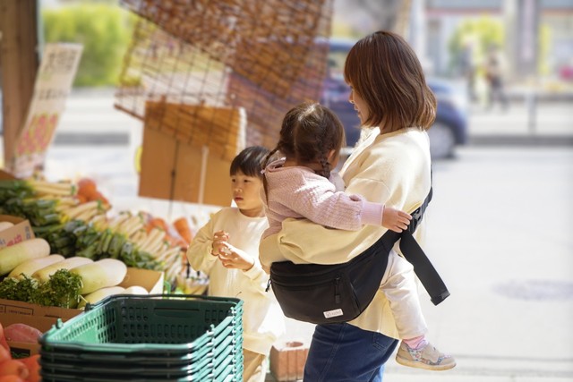 お買い物時も楽に抱っこできるのが魅力